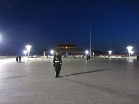 Donnerstag 8.11.12 frühmorgens bei der Vorbereitung der Flaggenhissung vor dem Tiananmen